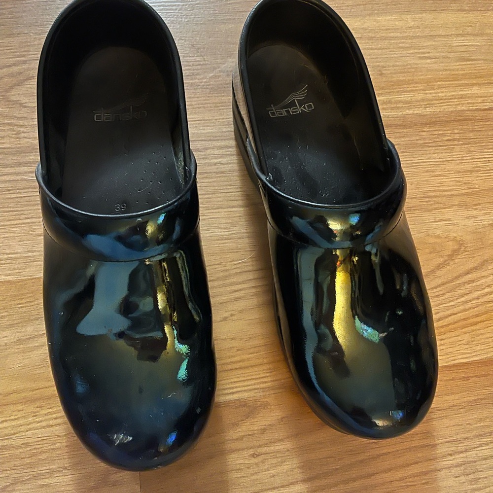 Cute Danskos great condition sz 39. Small scuff on top right shoe